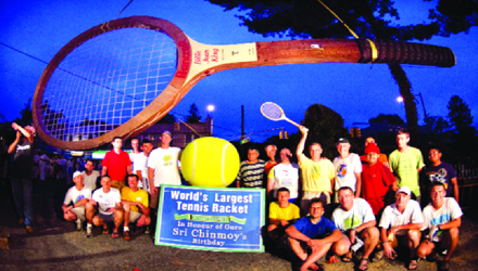 worlds_largest_tennis_racket.jpeg